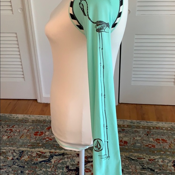 Volcom Rash Guard - Picture 3 of 8